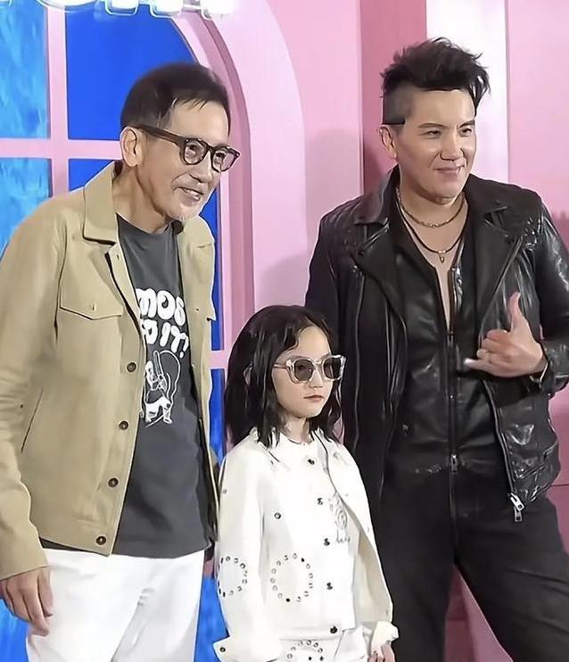 79岁秦汉帅到炸裂！携子孙走红毯，三代同框惊艳全场？