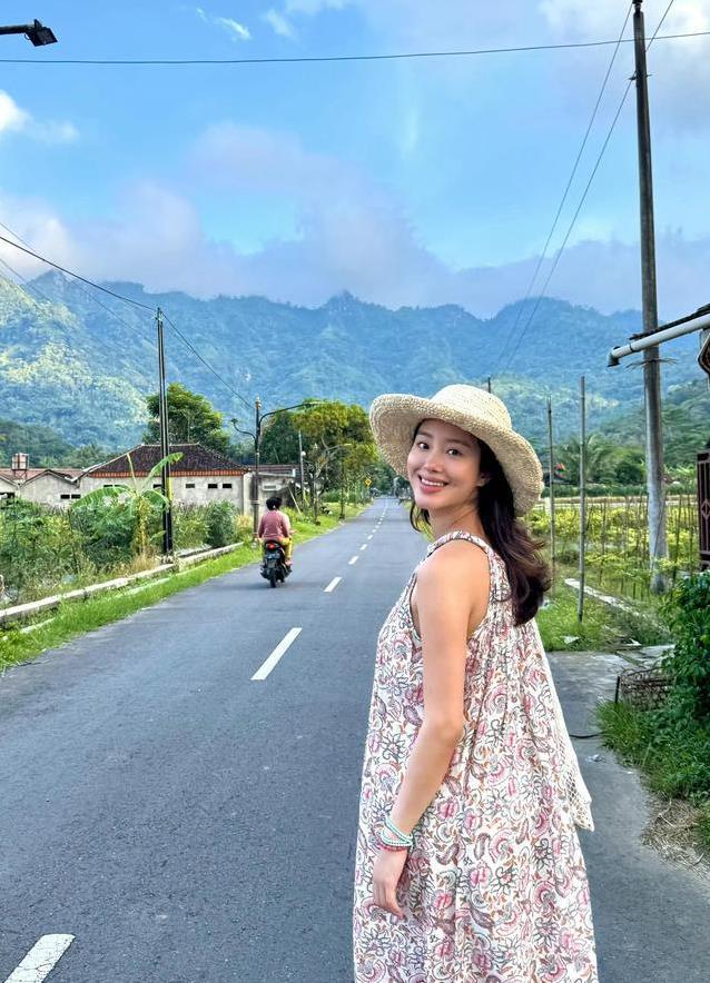 杨采钰怀孕还这么美？素颜度假照曝光，瑜伽身材惊艳众人