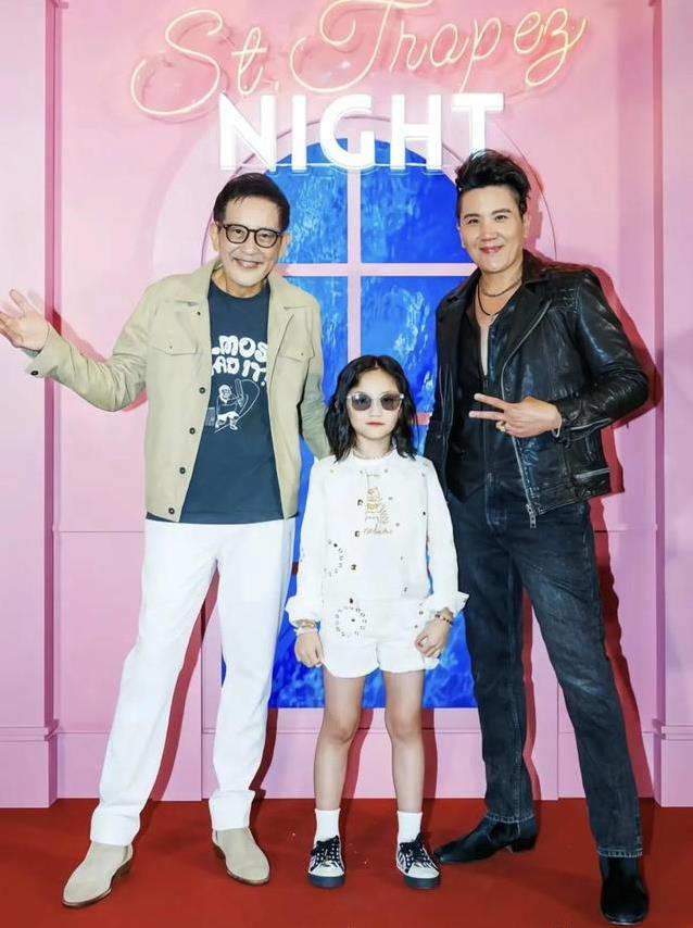 79岁秦汉帅到炸裂！携子孙走红毯，三代同框惊艳全场？