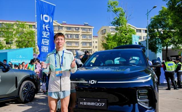 跑完半马累瘫了，长安Q07变身按摩舱，吃着卤鹅满血复活？