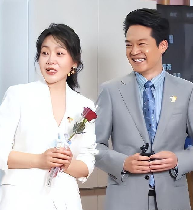 54岁闫妮逆袭成女神,离婚18年敢爱敢恨,她咋活得这么潇洒?