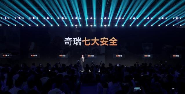 搅拌车压扁奇瑞轿车，司机却刷朋友圈，秘密在哪？