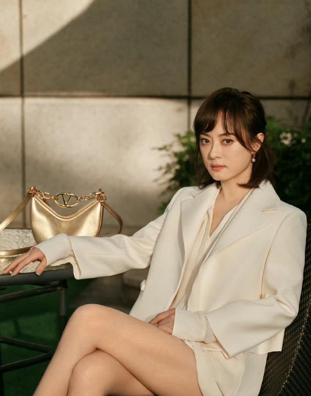 孙俪缺席研讨会陪女儿夺冠，伦敦旧地重游，她的人生赢家秘诀？