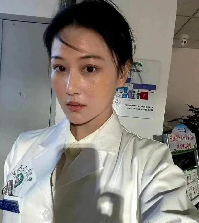 张馨予素颜照流出，肤色暗黄毛孔清晰，网友惊呼不像一人？