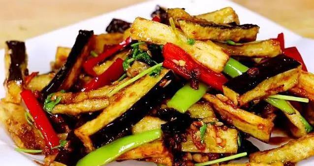三步做出红烧茄子，酸甜喷香全家抢，学会这招饭桌空