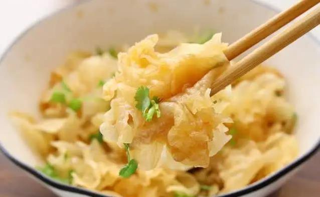 夏天热到没胃口？一盘凉拌银耳清爽解暑，5分钟学会