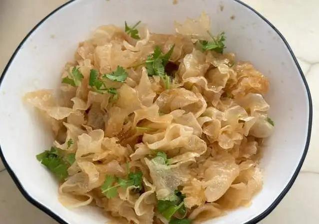夏天热到没胃口？一盘凉拌银耳清爽解暑，5分钟学会