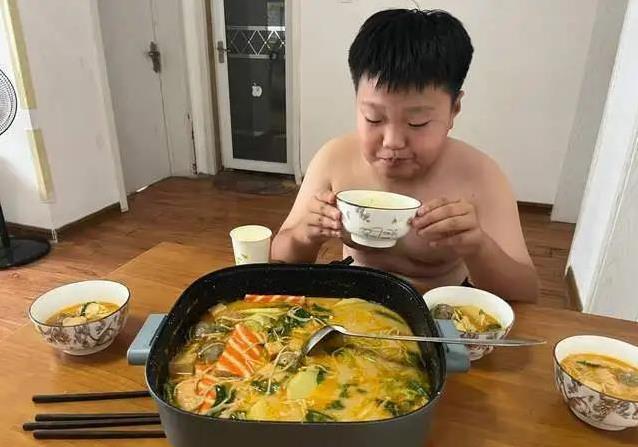 菜园鲜菜做麻辣汤，50块喂饱一家六口，网友看了全馋哭