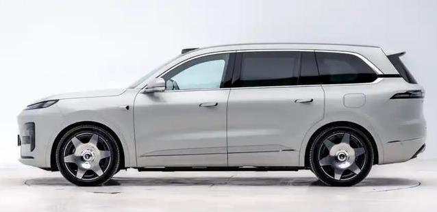 华为智驾加持30万SUV，空间堪比移动客厅，能火遍全国吗？