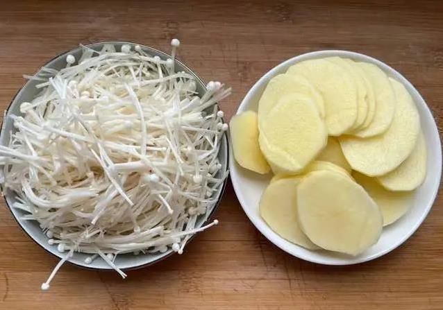 菜园鲜菜做麻辣汤，50块喂饱一家六口，网友看了全馋哭