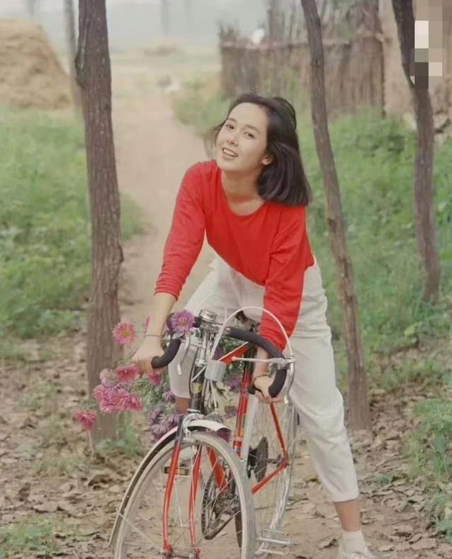 蒋雯丽婚姻风波不断，养女小凡成关键转折，32年幸福结局如何？