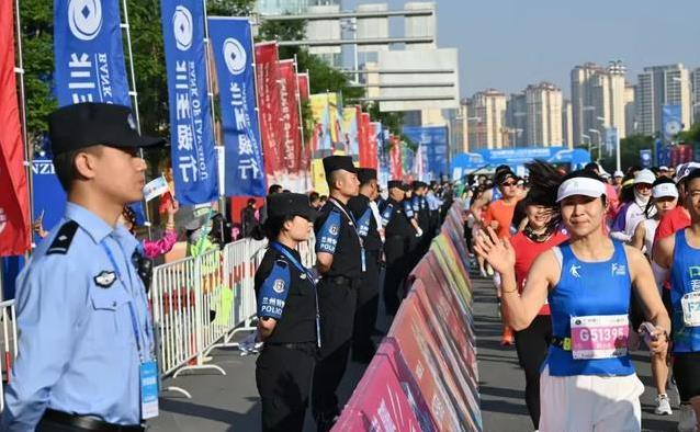 无人机巡空机器狗护道，兰州马拉松安保有多牛？