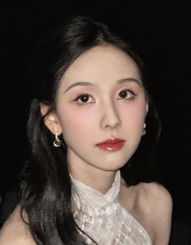 陈都灵活动惊艳全场，生图却显疲态，粉丝急喊真相？