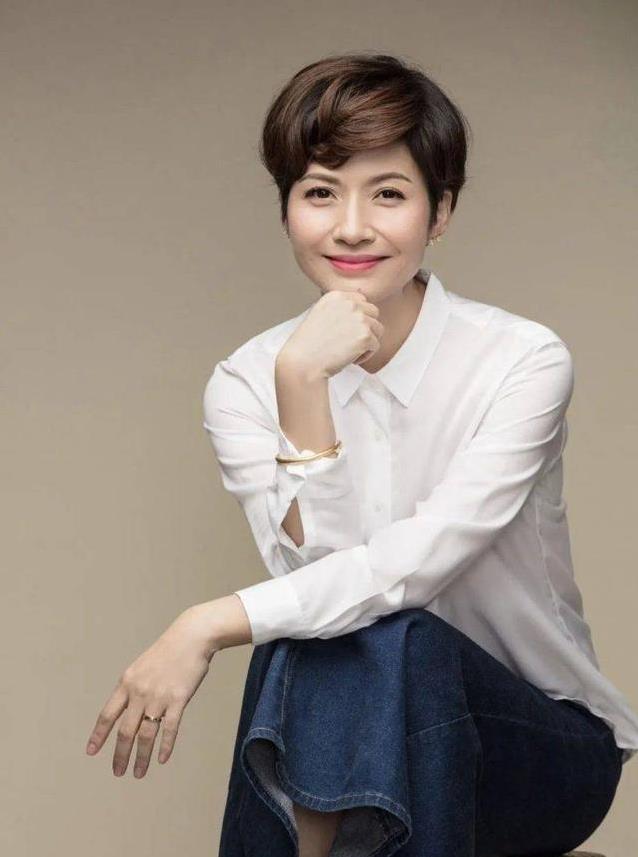上海女孩爆红主持圈，家庭事业双丰收，背后秘密让人好奇？