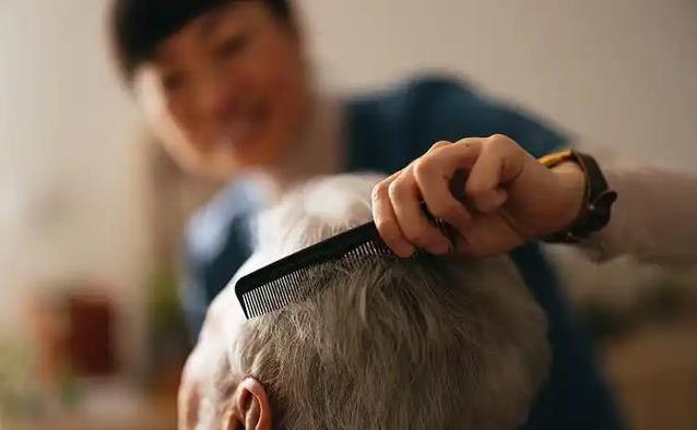 头发掉不停?查查这4个病,救发不靠洗发水_新闻看看