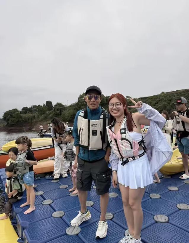 撒贝宁千岛湖带娃狂欢，妻子李白大秀长腿，儿子偷袭笑翻全场