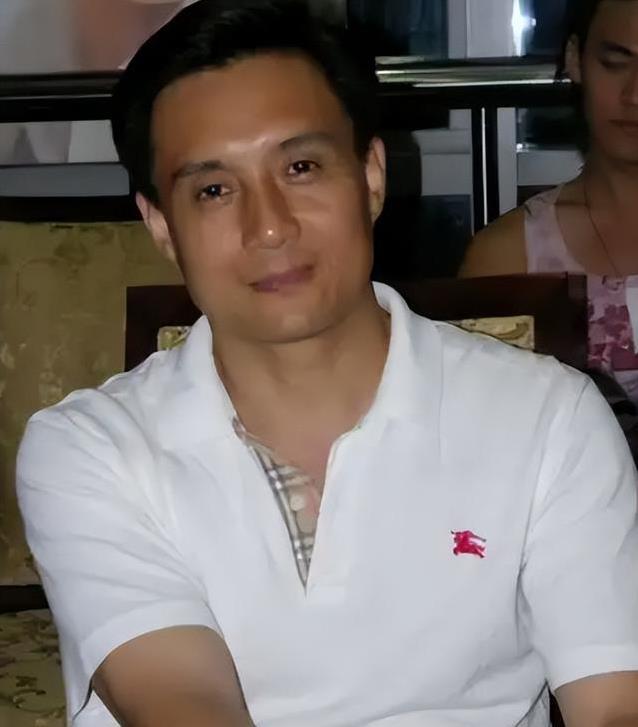 86版小白龙爆红全国，赴美4年无人问津，如今南京小店谋生路