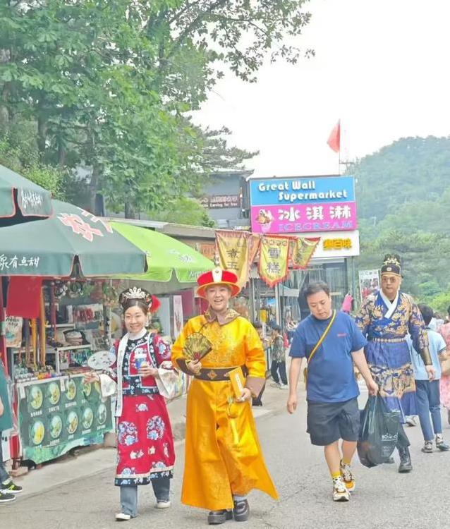 郑欣宜汉服馆惊艳亮相，皇帝装秒变霸气，她却笑得像个孩子？