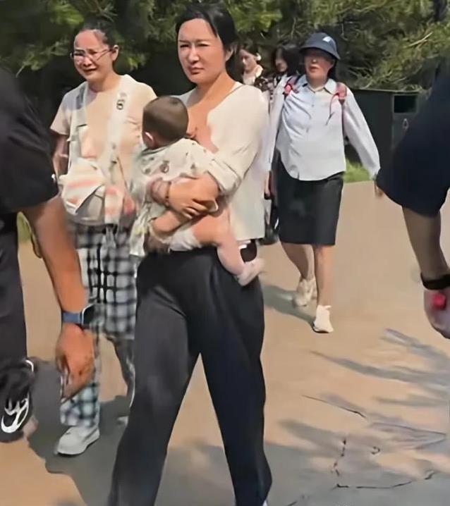 张纪中携43岁妻子拍国风大片，杜星霖未修图变化大，真情却更动人