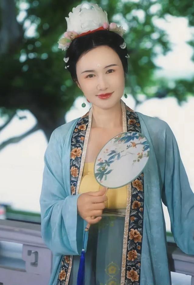张纪中携43岁妻子拍国风大片，杜星霖未修图变化大，真情却更动人