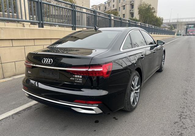 一年半奥迪A6L仅24万，8万公里无大事故，入手值吗？