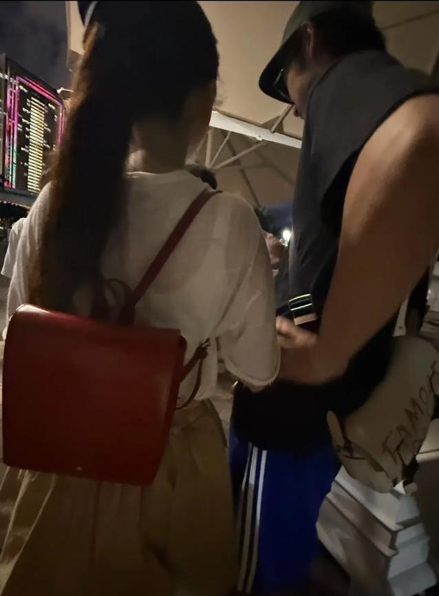 金莎42岁恋小18岁男友，甜蜜逛澳门街头，爱情让她重回20岁？