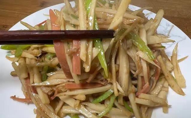10分钟炒出脆爽藕丝，青椒火腿肠一配，家常菜变大厨味？