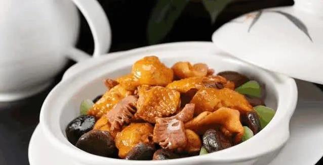 鸡肉直接下锅炖又腥又柴？3个小技巧，香菇鸡汤鲜到爆！