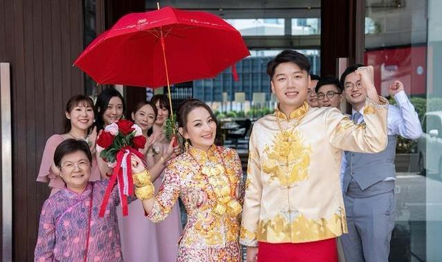 12年恋爱终成正果，星二代婚礼金光闪闪，妈妈感动到哭了？