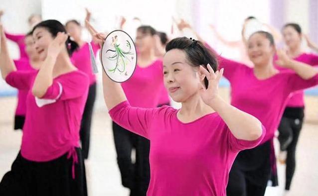 55岁大姐跳舞后猝倒家中，医生揭秘：4个致命错误你还在犯？