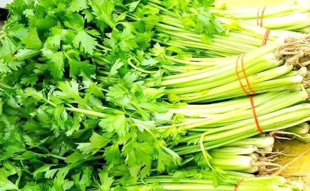 大妈顿顿吃芹菜想清胆，医生却摇头，这3种菜吃多结石更糟？
