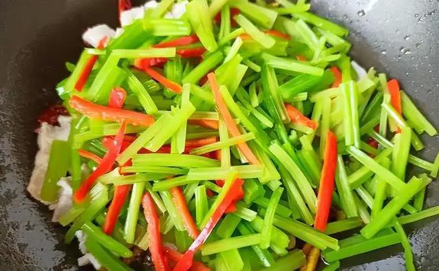 大妈顿顿吃芹菜想清胆，医生却摇头，这3种菜吃多结石更糟？