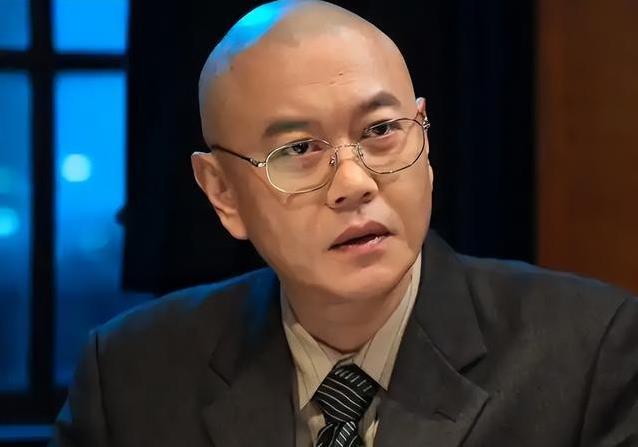 19年跑龙套没人识，啃甘蔗演反派，他凭啥56岁爆红？