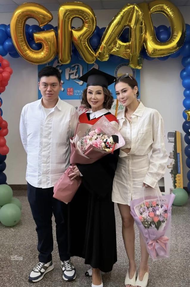 68岁谢玲玲获博士学位，5子女齐捧场，女儿美炸儿子却普通