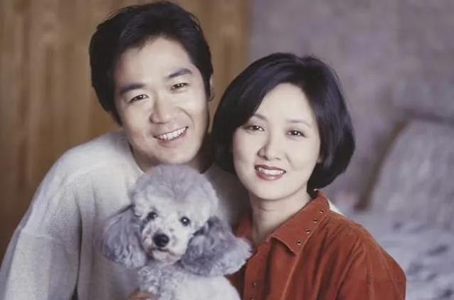 张国立邓婕澳洲甜蜜游，70岁硬朗似60，恩爱30年为何不减？