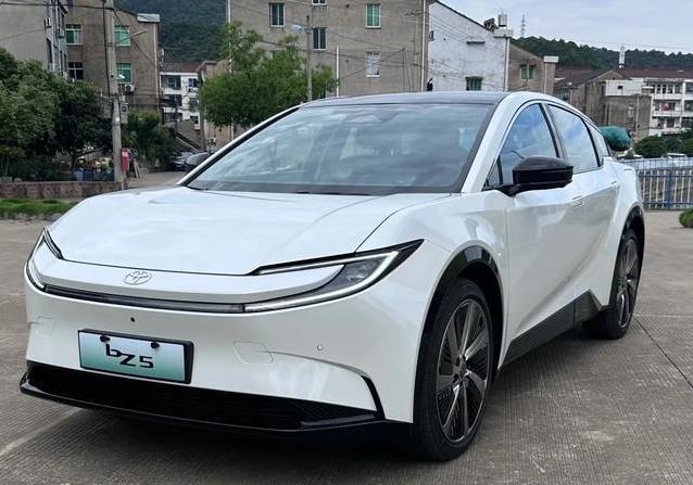 丰田放大招13万纯电SUV，安全智能全拉满，国产车压力大？