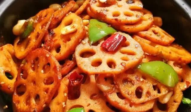 藕片金黄酥脆，五花肉香辣入味，干锅一上桌全家抢着吃？