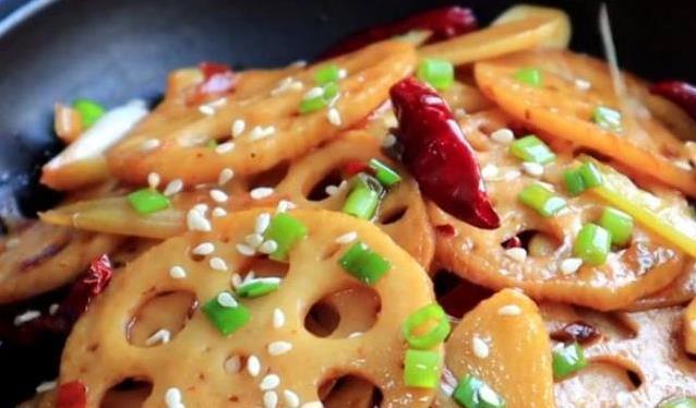 藕片金黄酥脆，五花肉香辣入味，干锅一上桌全家抢着吃？