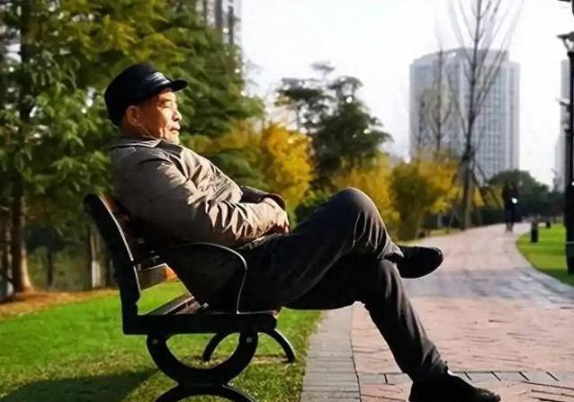 高温天肺病老人有多惨？几件事不注意，病情翻倍恶化！