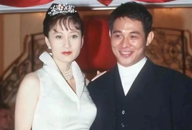 李连杰疼女儿却定三禁令，偏爱利智母女俩，自己笑称笨爸爸