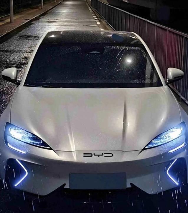 比亚迪10.98万推海豹06 EV，配置拉满，友商压力有多大？