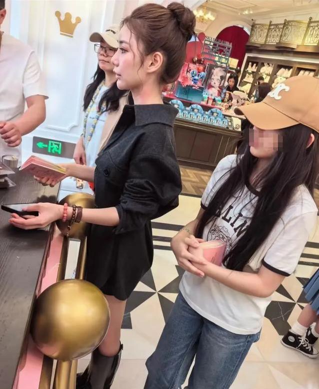 明星扎堆抢Labubu！王诗龄抱俩限量款，价格让人瞠目结舌？