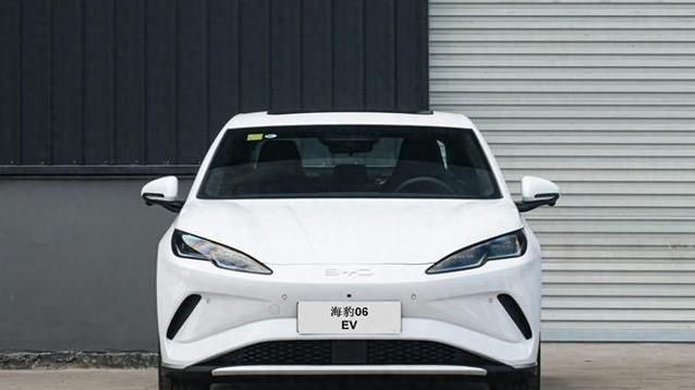 比亚迪10.98万推海豹06 EV，配置拉满，友商压力有多大？