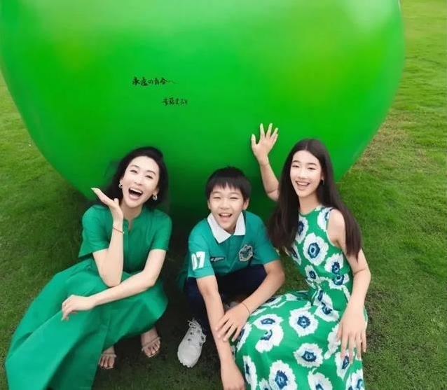48岁苗圃带儿女拍视频：女儿像极富豪爸，儿子颜值随她惊艳全场