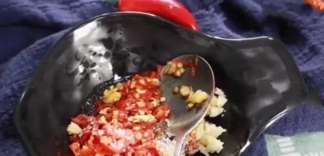10块钱食材，青椒塞金针菇，简单一炒香翻全家