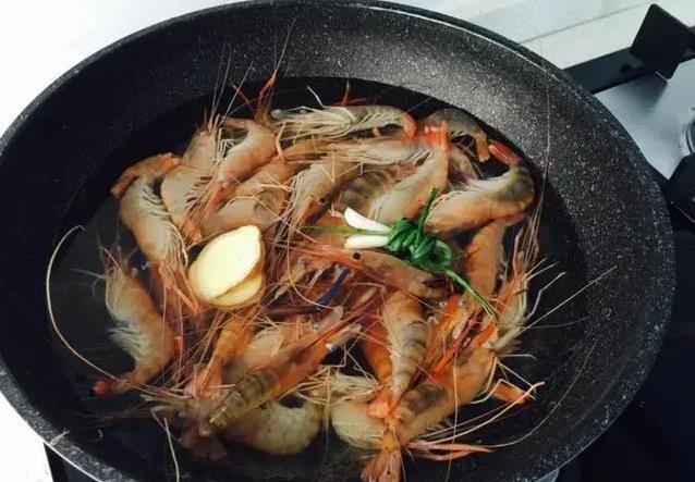 冷水蒸虾肉发柴？热水2分钟出锅，鲜嫩弹牙全家抢着吃
