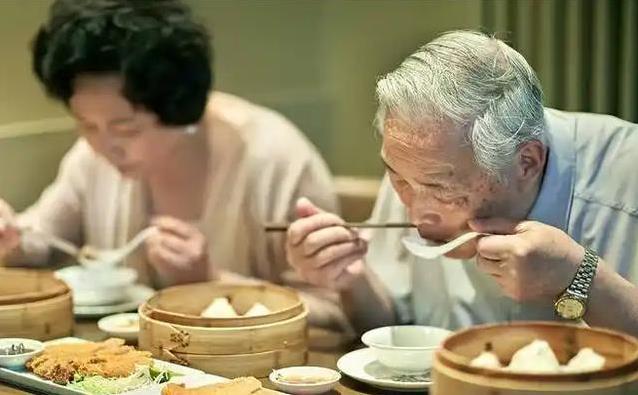 每天1个鸡蛋养身还是伤身？医生揭秘真相，你吃对了吗？