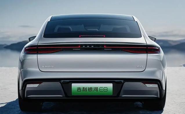 银河E8颜值炸街，45英寸大屏亮瞎眼，真能干翻特斯拉？