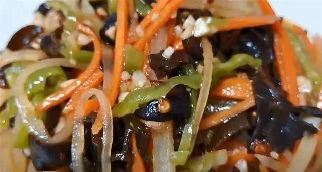 土豆新吃法火了，加1把木耳，3分钟出锅全家抢着吃？