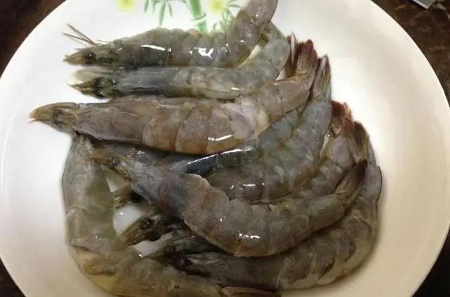 冷水蒸虾肉发柴？热水2分钟出锅，鲜嫩弹牙全家抢着吃